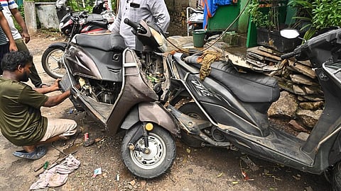 பழுதான இரு சக்கர வாகனங்கள்