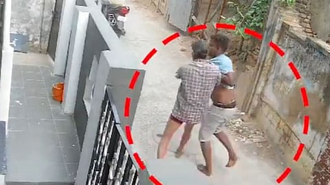 ஆக்ரோசமாக சண்டை போட்ட நபர்