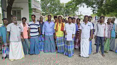 ஆட்சியரிடம் மனு கொடுத்த கிராமத்தினர்