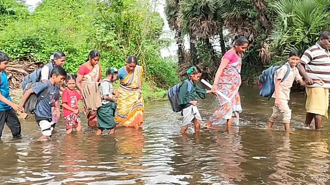 ஆபத்தான முறையில் ஆற்றைக் கடந்து பள்ளி செல்லும் மாணவர்கள்