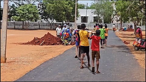 அமைச்சர் உதயநிதி நிகழ்ச்சிக்கான பணியில் மாணவர்கள்