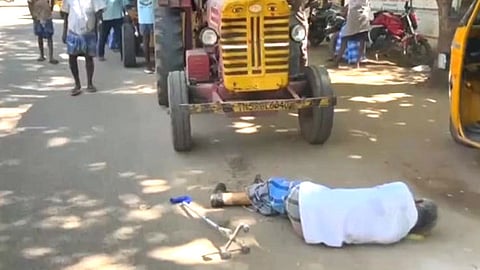 நூதன போராட்டத்தில் ஈடுபட்ட முதியவர்