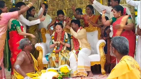 சீன நாட்டுப் பெண்ணை காதலித்து திருமணம்