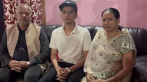 நடுவில் அபிஷேக் குமார்