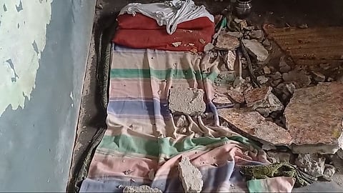 இடிந்து விழுந்த மேற்கூரை