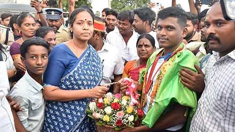 மாரியப்பனுக்கு சொந்த ஊரில் உற்சாக வரவேற்பு - மலர்கொத்து கொடுத்த ஆட்சியர்