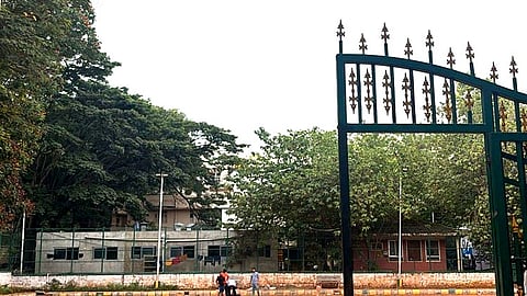 மைதான இரும்பு கேட்