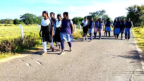 4 கிமீ தூரம் நடந்து செல்லும் மாணவர்கள்