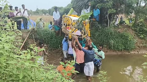 இறந்தவரின் உடலை எடுத்து செல்பவர்கள்