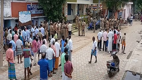 எதிர்ப்பு தெரிவித்த மக்கள்