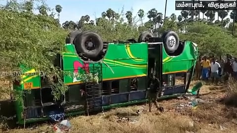 விபத்துக்குள்ளான மினி பேருந்து