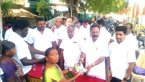 பிரியாணி வழங்கிய திமுக தொழிலதிபர்