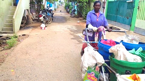 பெண் தூய்மைப் பணியாளர்