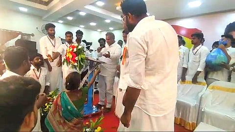 தவெக பொதுச் செயலாளர் ஆனந்திடம் கேள்வி கேட்ட பெண்