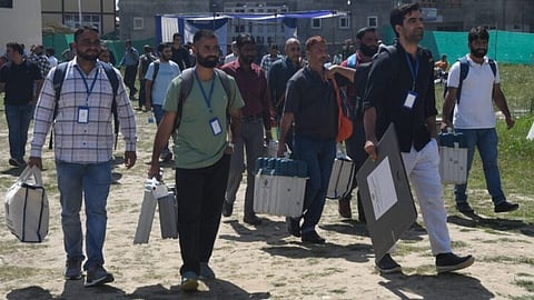 முன்னேற்பாடுகளை மேற்கொள்ளும் அதிகாரிகள்