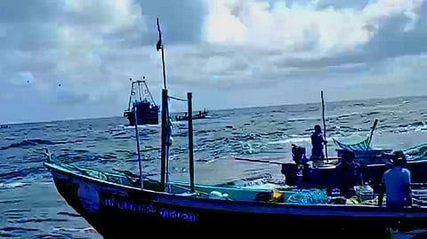 மீனவர்கள் இடையே மோதல்