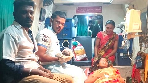 ஆம்புலன்ஸில் பிறந்த பெண் குழந்தை