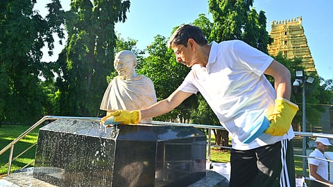 காந்தி மண்டபத்தை சுத்தம் செய்யும் ஆர்.என்.ரவி