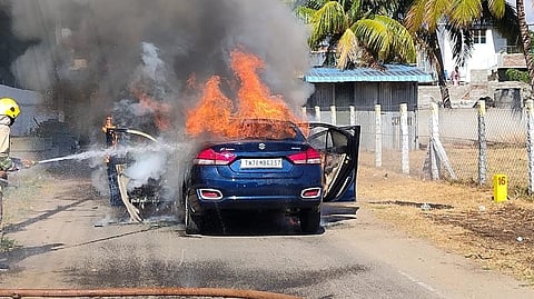 திடீரென தீப்பிடித்து எரிந்த கார்