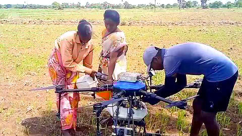 ட்ரோன் மூலம் இயற்கை பூச்சி மருந்து தெளிக்கும் விவசாயிகள்