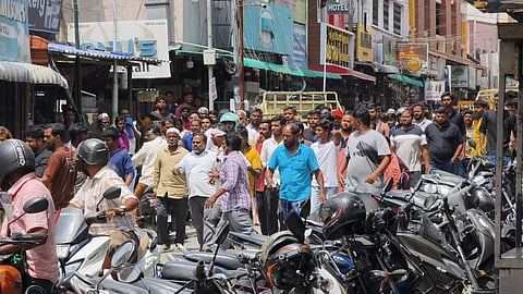 ஹோட்டல் உரிமையாளரை தாக்கியதாக இருவர் மீது வழக்குப் பதிவு