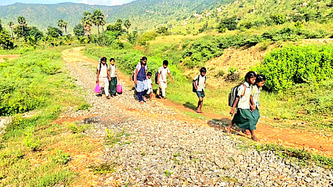 நடந்தே பள்ளிக்குச் செல்லும் மாணவர்கள்