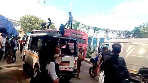 பேருந்தின் மேற்கூரையில் ஏறி கல்லூரி மாணவர்கள் அராஜகம்