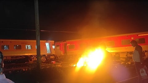 திருவள்ளூர்: சரக்கு ரயில் - பயணிகள் ரயில் விபத்து