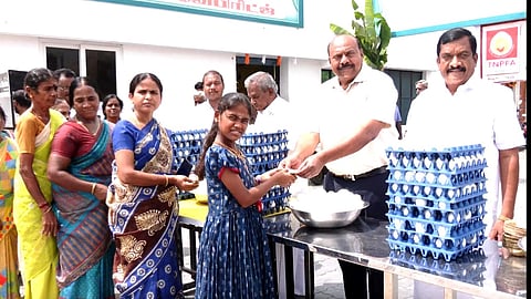 10 ஆயிரம் முட்டைகளை இலவசமாக வழங்கிய கோழிப் பண்ணையாளர்கள்
