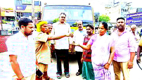 தங்க செயின் - உரியவரிடம் ஒப்படைத்த தூய்மை பணியாளர்கள்