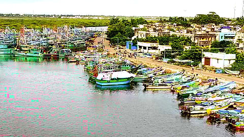 கரையில் காத்திருக்கும் படகுகள்