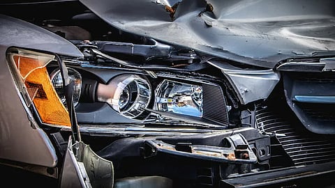 விபத்தில் சேதமுற்ற கார்