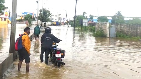 சாலைகளின் தேங்கியுள்ள மழைநீர் வாகன ஓட்டிகள் அவதி