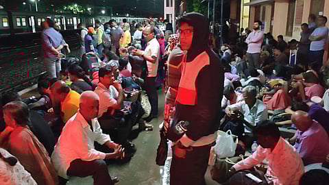 ரயில் நிலையத்தில் காத்திருந்த பயணிகள்