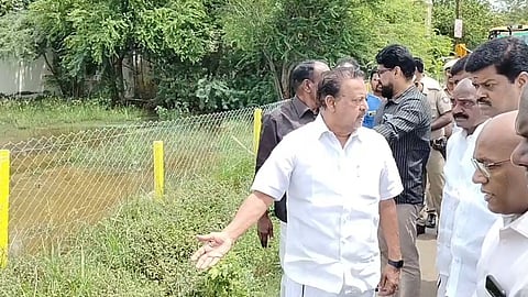 மேற்பார்வையிடும் அமைச்சர் பொன்முடி