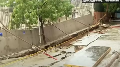 குடியிருப்பில் உள்வாங்கிய தரைப்பகுதி