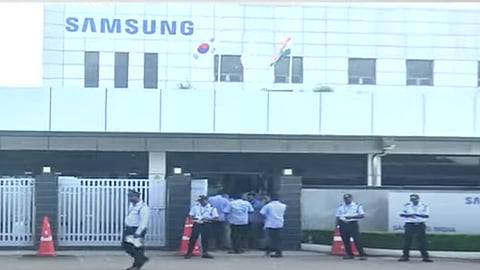 சாம்சங் நிறுவன ஊழியர்கள்