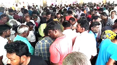 மீன்களை வாங்க குவிந்த பொதுமக்கள்