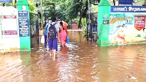 அரசுப் பள்ளி வளாகத்தில் குளம்போல் தேங்கிய மழைநீர்