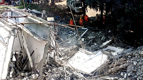 சீட்டுக்கட்டு போல் சரிந்த அடுக்குமாடி கட்டடம்