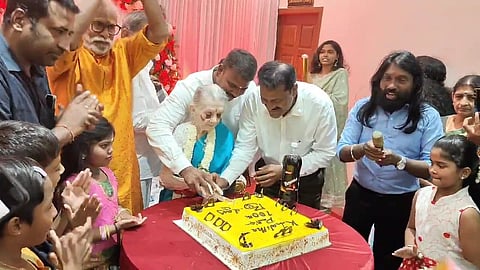 100வது பிறந்தநாள் கொண்டாடிய மூதாட்டி