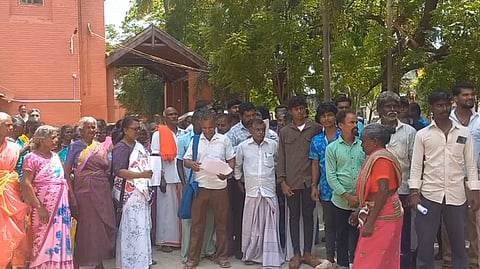 ஆட்சியர் அலுவலகம் முன் குவிந்த மக்கள்