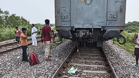 நடுவழியில் நின்ற ரயில் பெட்டிகள்