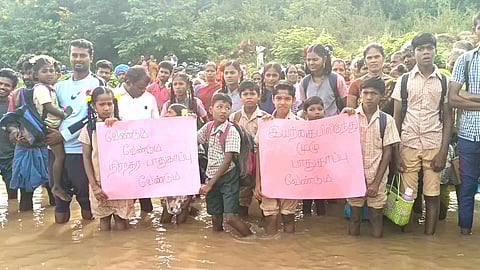 தண்ணீரில் இறங்கி போராட்டம்