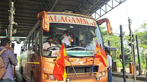 தொண்டர்களின் வாகனங்களுக்கு கட்டணமின்றி அனுமதி