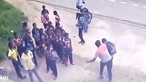 மாணவியை தாக்கிய வாலிபால் பயிற்சியாளர்