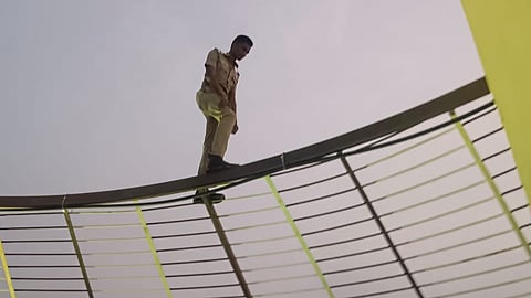 விபரீத முடிவெடுக்க முயன்ற காவலர்