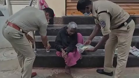 ஹைதராபாத் - மகன் இறந்தது தெரியாமல் 4 நாட்கள் சடலத்துடன் இருந்த பார்வையற்ற பெற்றோர்