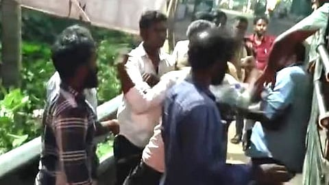 நடத்துனரை தாக்கிய இளைஞர்கள்