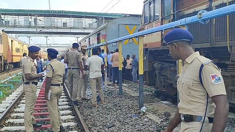 தடம்புரண்ட சூப்பர் பாஸ்ட் ரயில்